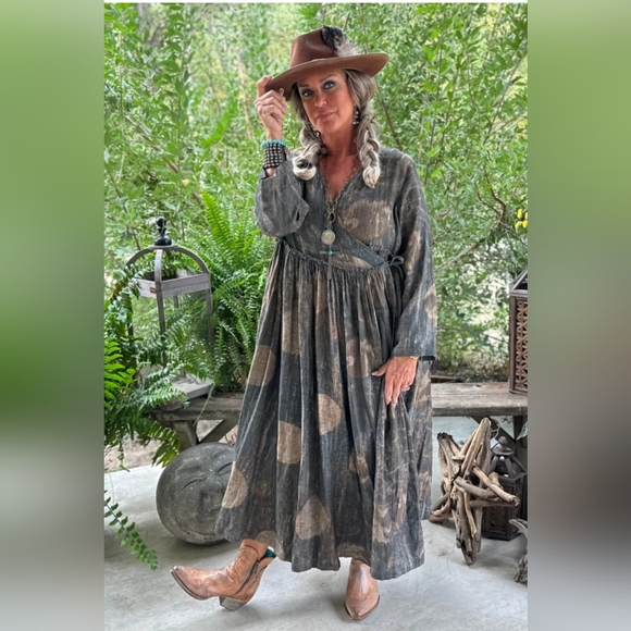 Cottagecore Glimpse of the Moon - Picture 2 of 3